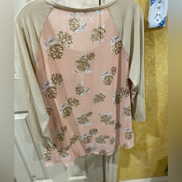 🌸Pretty floral and cream top Size 1x - Picture 4 of 4